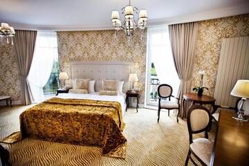 Фото номера Улучшенный двухместный номер с 1 кроватью Отель Rezydencja Luxury Hotel Bytom Piekary Śląskie г. Пекары-Слёнске 2